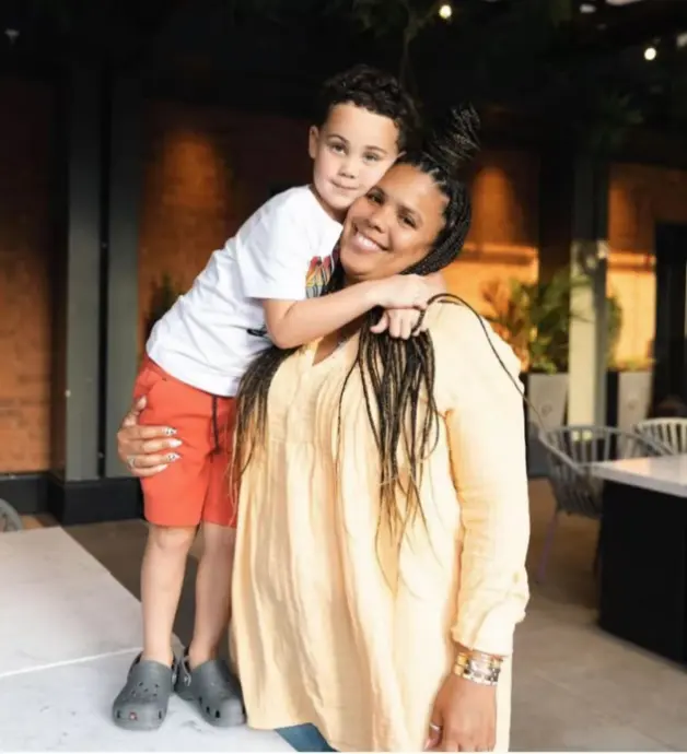 老婆比他壮, 并且手握