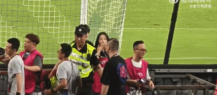 球迷发生了, src, HZjWN